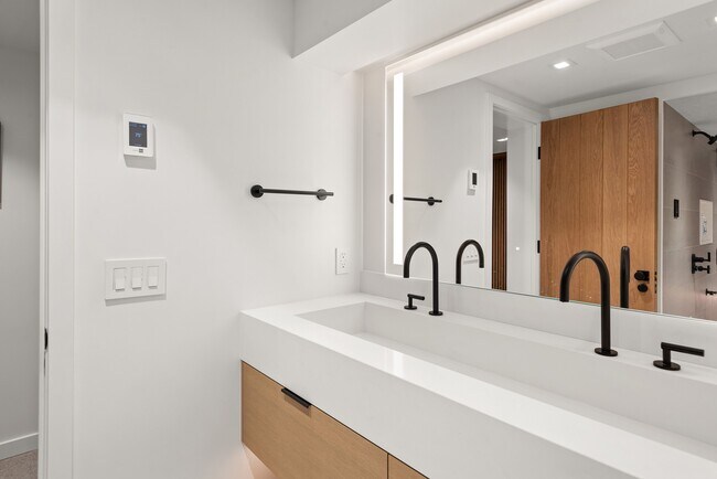 Building Photo - 164 Eastwood Rd