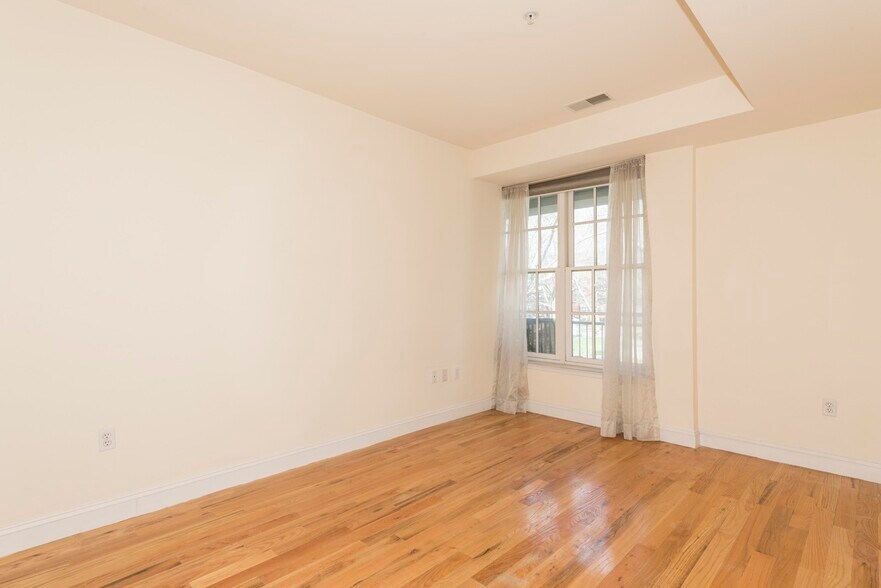 Building Photo - 402 9th St