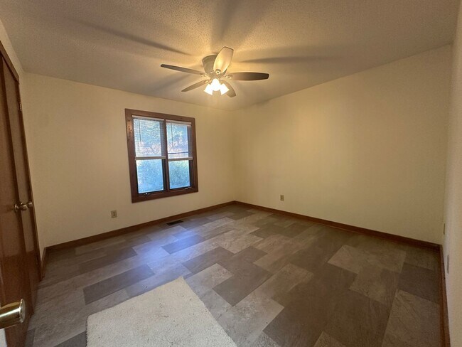 Building Photo - 5652 Thea Ln