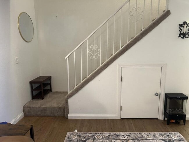 Building Photo - 2215 Poplar Dr