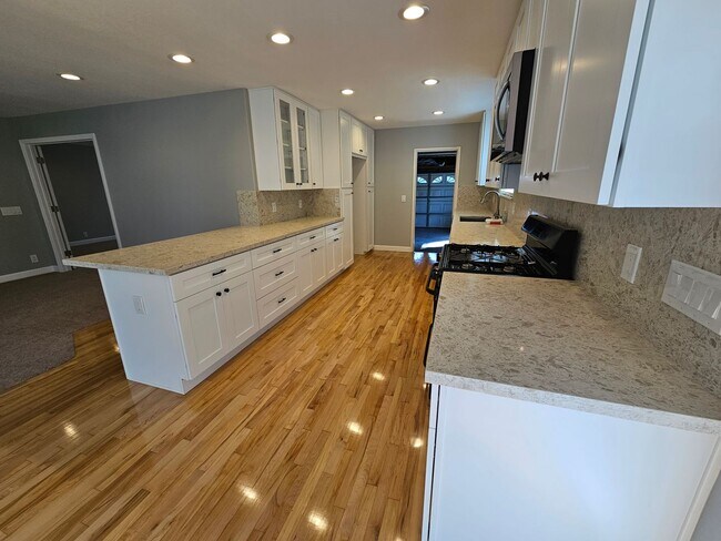 Building Photo - 4BD/2BA Available Near El Dorado Park!!