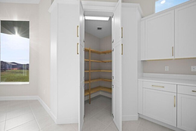 Building Photo - 5741 Beechnut Dr