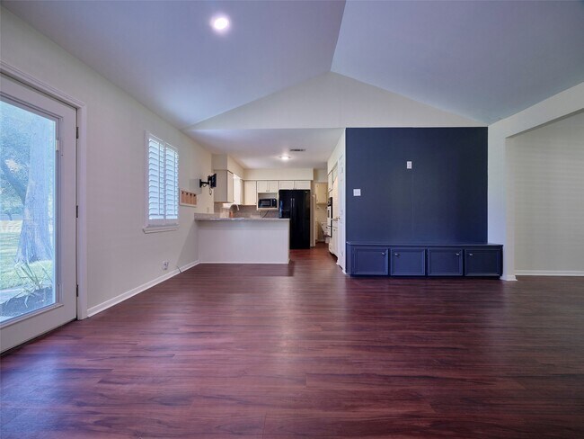 Building Photo - 902 Clover Ridge Ave