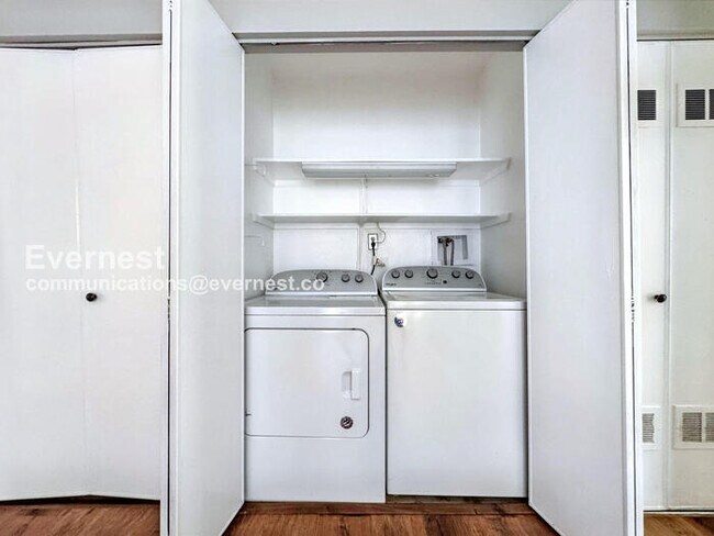 Building Photo - PROMO: Half Off the First Month's Rent! / 3 Bed, 1 Bath Townhome with Garage & Fenced Yard