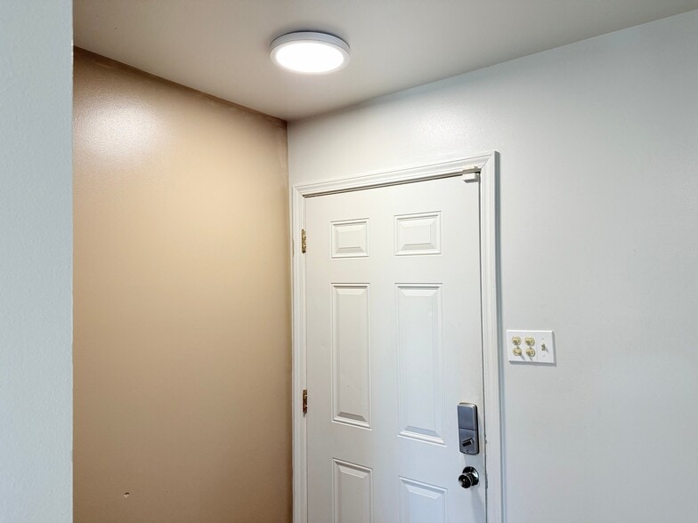 Building Photo - 3563 Kings Dr