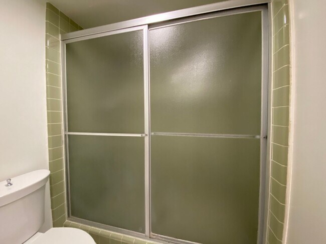 Building Photo - Lovely 2Bedroom, 2 Bathroom Condo!