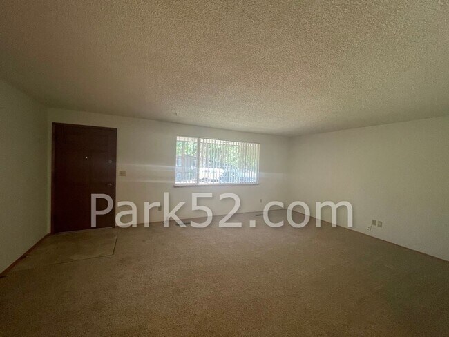 Building Photo - 2 Bedroom 1 Bathroom Puyallup Area Duplex