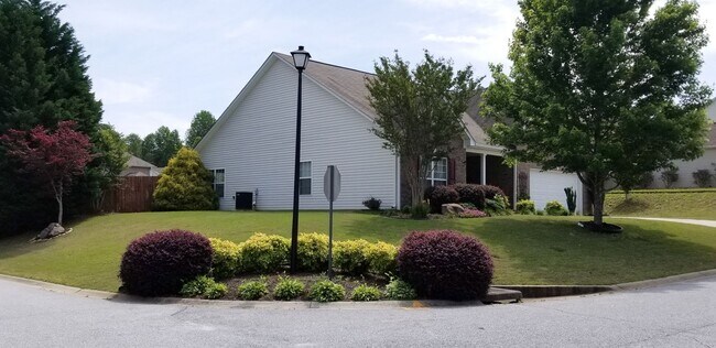 Building Photo - 4 bedroom home with fenced backyard locate...