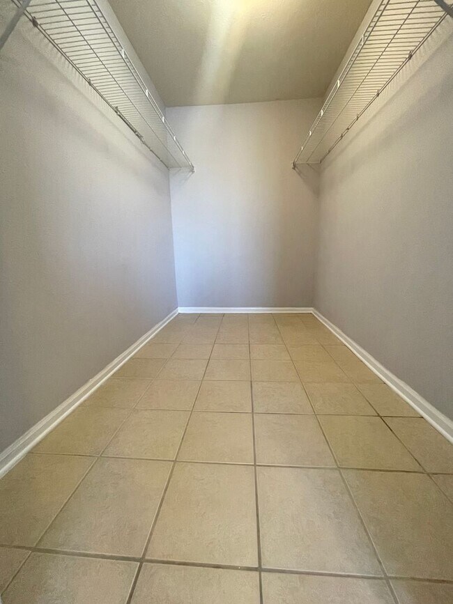 Building Photo - Newly Upgraded and Spacious 2B/2B Unfurnis...