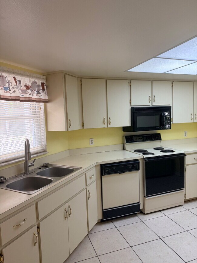 Building Photo - Pool Home For Rent.  3 Bedroom 2 Bathroom 2 Car Garage