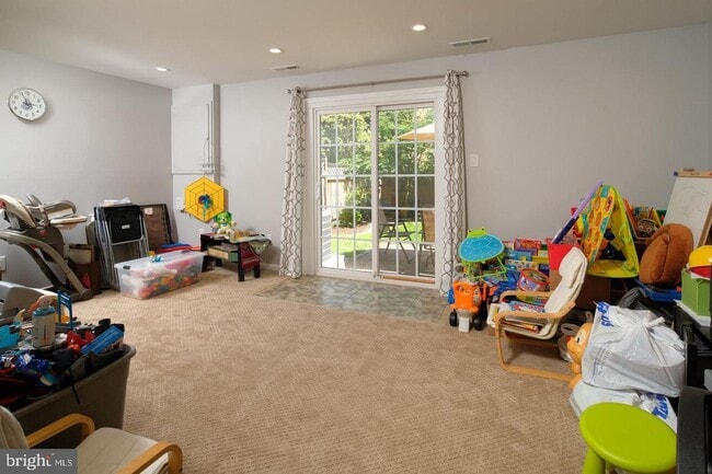 Building Photo - Charming townhome in the heart of McLean !!