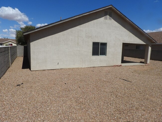 Building Photo - 3 Bedroom with large yard