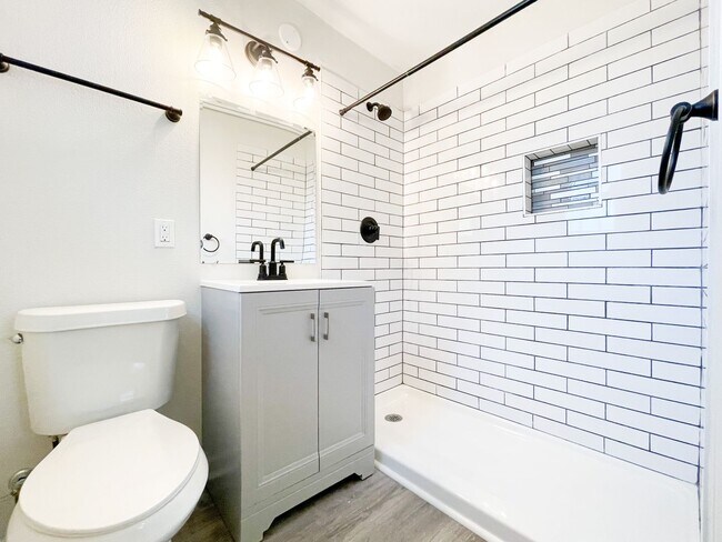 Building Photo - 1BD/1BA in Gated Complex, Water/Trash Incl...