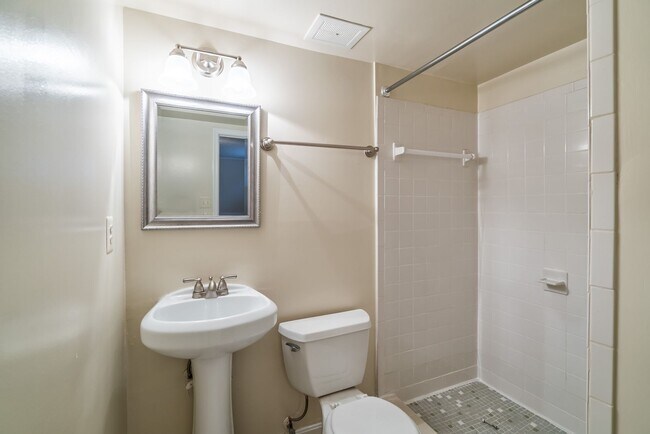 Building Photo - Location is Everything With This 3 Bed 3.5 Bath Townhouse in Hampton Court Community