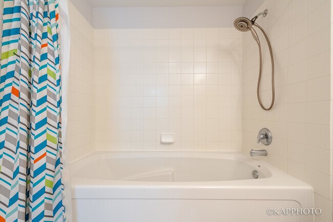 Building Photo - 468 W Elm St