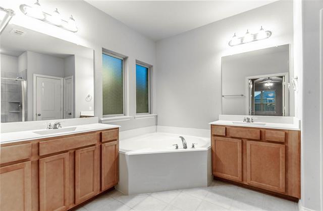 Building Photo - 908 Silver Moon Dr