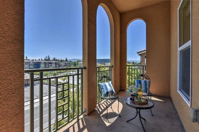 Sunny balcony - 1445 Fruitdale Ave