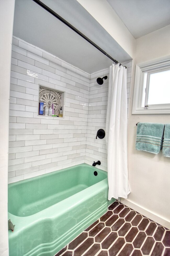 Building Photo - Beautiful 3 BD, 2 BA Home in Bird Rock fea...