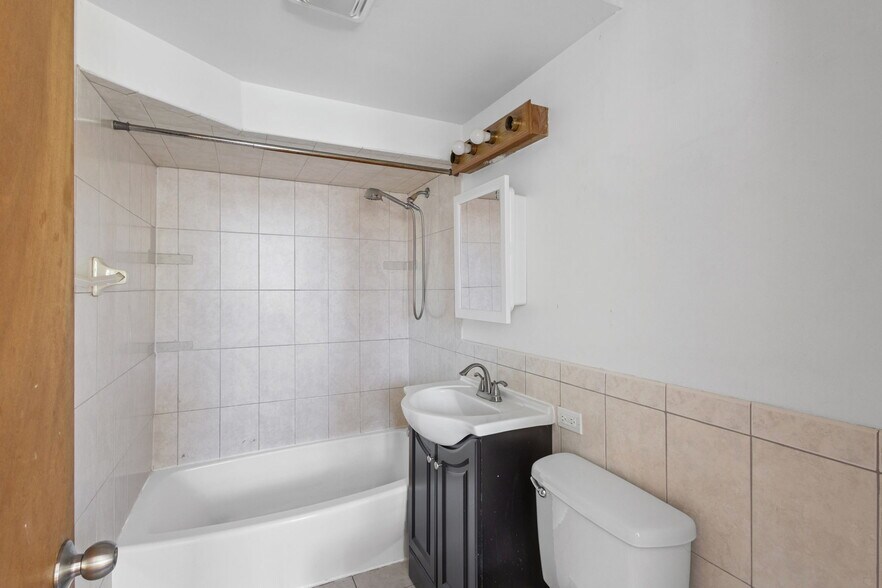 Building Photo - 5230 S Lockwood Ave