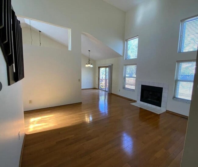 Building Photo - 5476 Mirage Dr