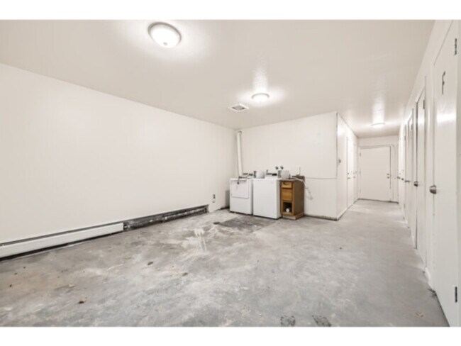 Building Photo - 1641 Ingalls St