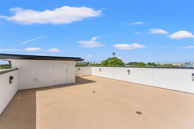 Building Photo - 500 E Davis Blvd