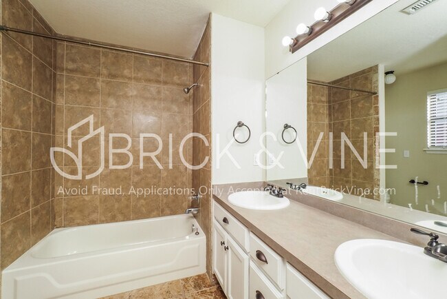Building Photo - 108 Woodgate Dr