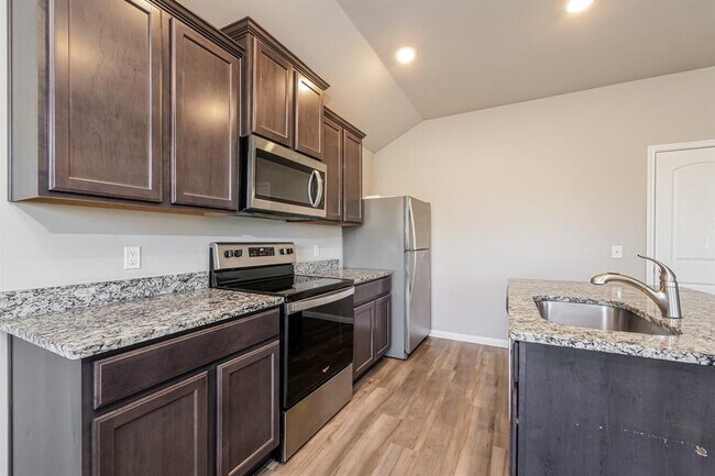 Building Photo - 1600 Maroon Dr