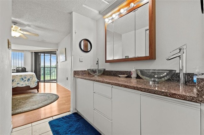 Building Photo - 1942 Golf View Dr