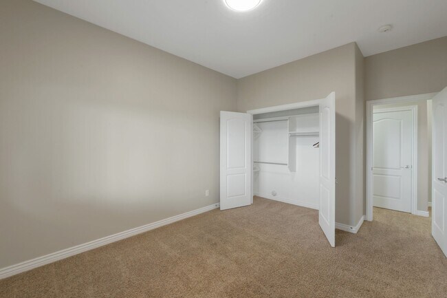 Building Photo - 8961 N Cottage Cyn Dr