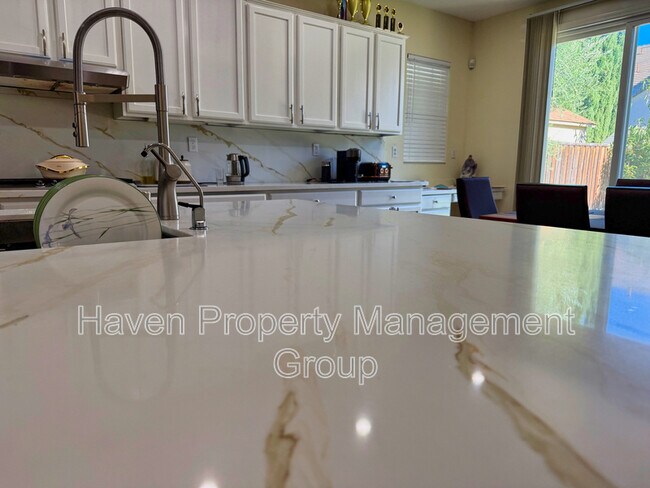 Building Photo - 49 E Heritage Dr