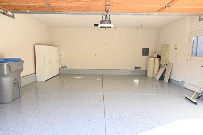 Building Photo - Tranquil / Updated Townhome in Gated in Vi...