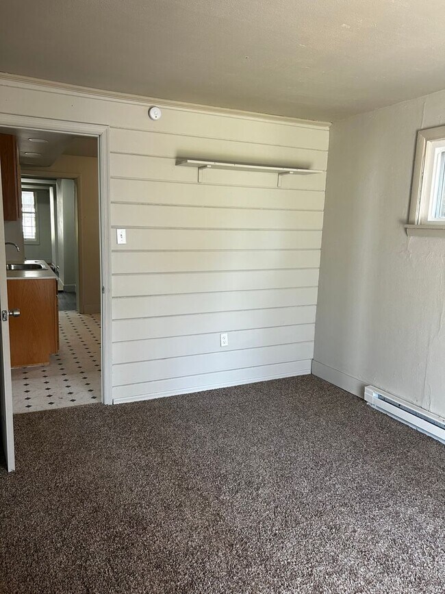 Building Photo - 1st floor Apt, 2b/1B- Available for immedi...