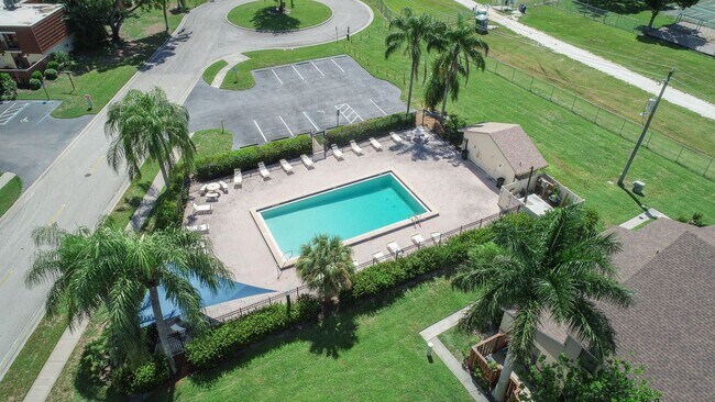 Building Photo - 5264 Cedarbend Dr