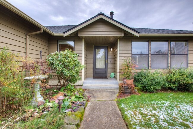 Building Photo - Bright & Spacious Rambler off of Cul-de-Sac