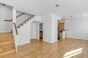 Building Photo - 4034 Redwood Ave