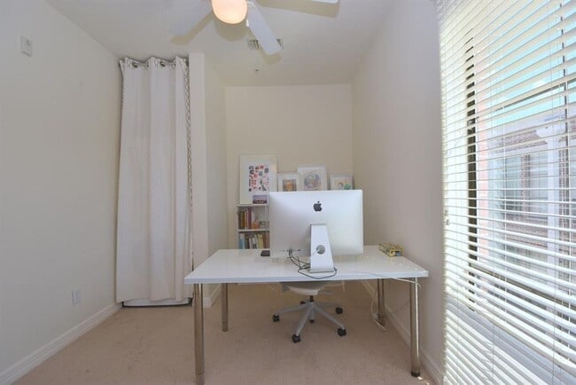 Building Photo - One-of-a-Kind Townhome in Desirable Midtown!