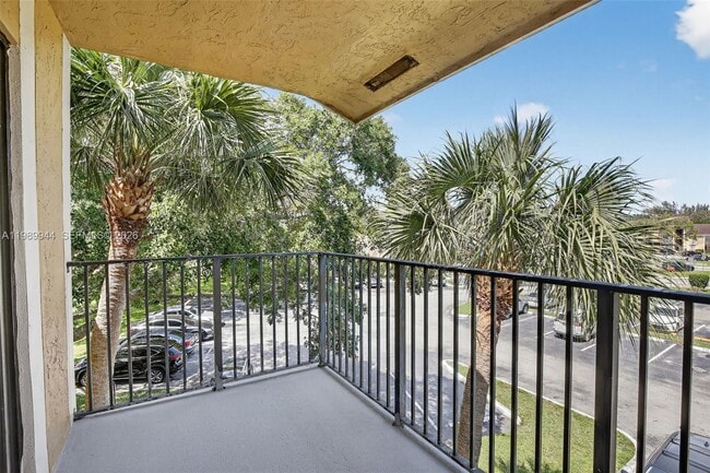 Building Photo - 400 Palm Cir W