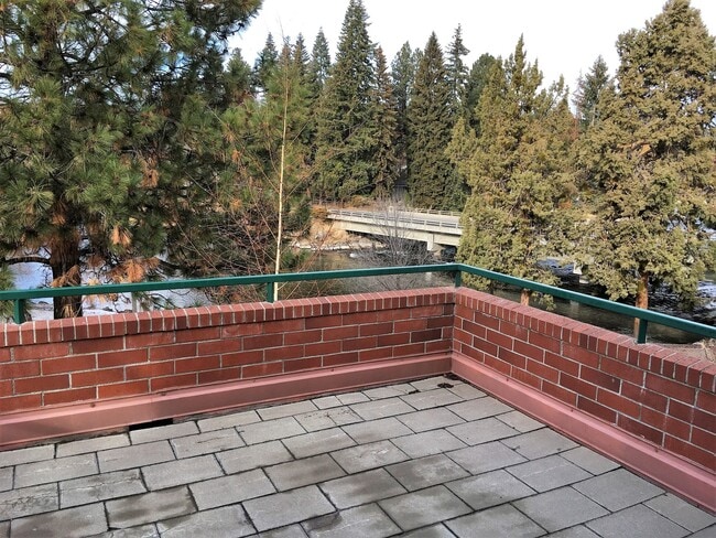 Building Photo - Beautiful Riverfront Condo in NW Bend!