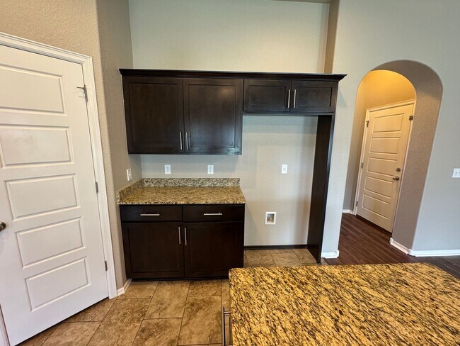 Building Photo - 4 bed, 2 bath, 3 car garage!