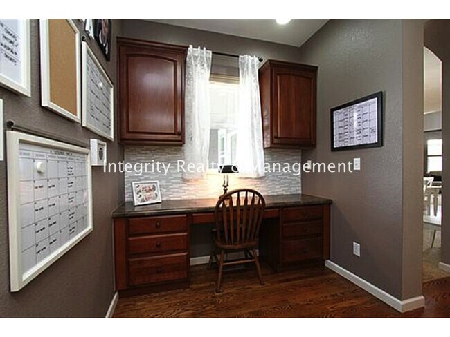 Building Photo - 3367 Fantasy Pl