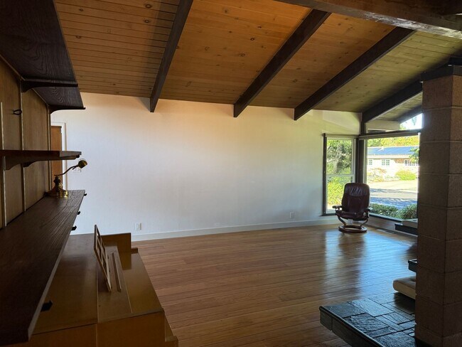 Building Photo - Desirable St Francis Neighborhood