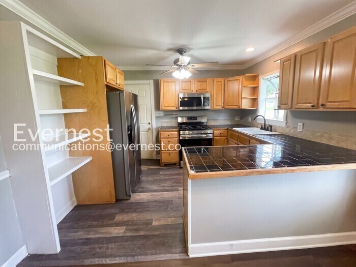 Building Photo - 2249 Maplecrest Dr
