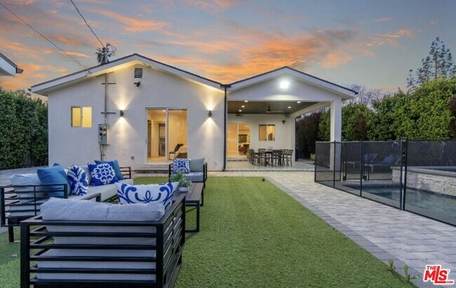 Building Photo - 19148 W Oxnard St