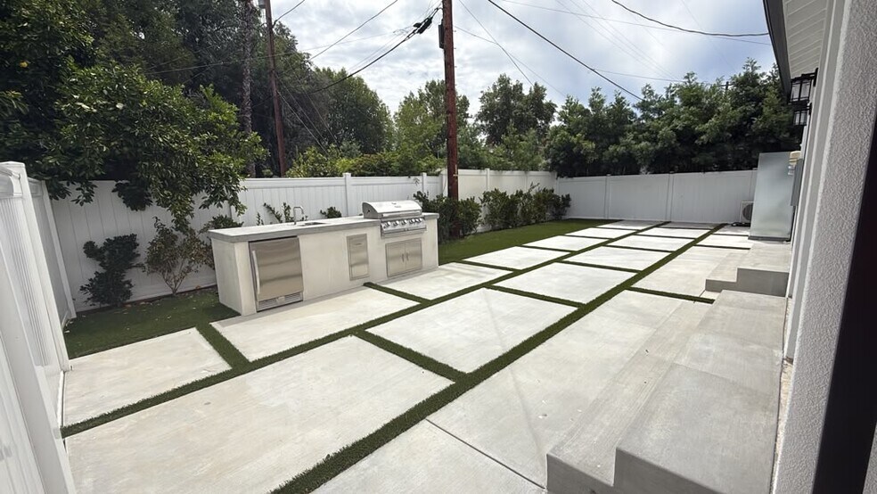 Building Photo - 5412 Fallbrook Ave