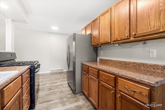 Building Photo - 1528 Oak Ln