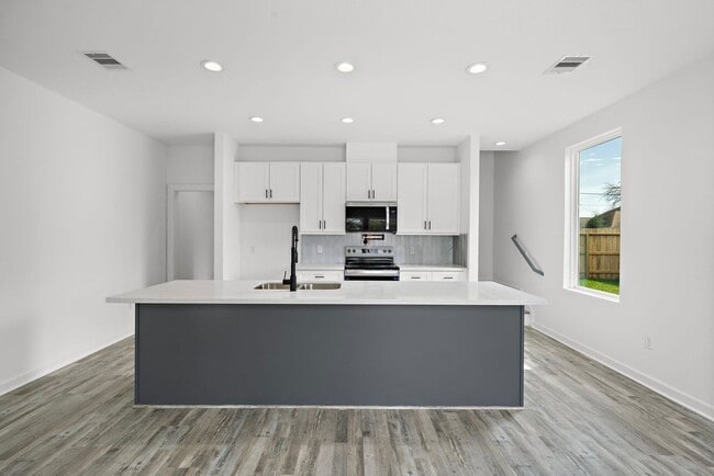 Building Photo - For Lease-Housing Vouchers Accepted | 3 Bed, 3 Bath | 1,515 Sq Ft | South Houston