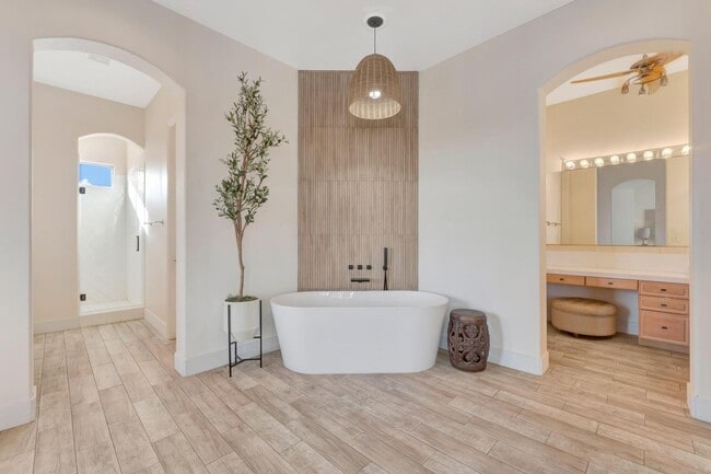 Building Photo - Queensridge Beauty - 5 bedroom on a 1/4+ acre lot