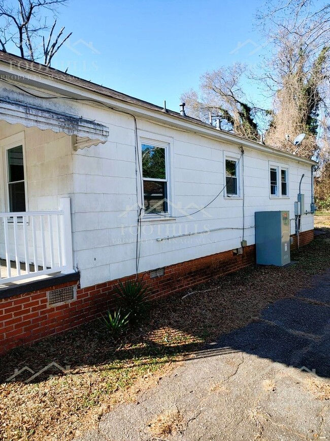 Building Photo - 211 Dickens Ave