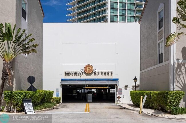 Building Photo - 580 S Sapodilla Ave